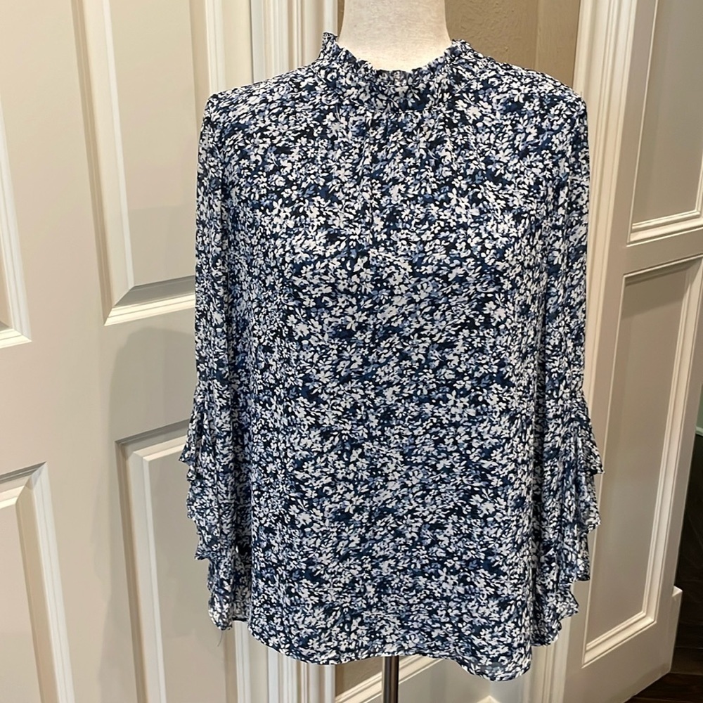 Vince Camuto Floral Print Mock Neck Flutter Sleeve Blouse Navy/W… - Picture 2 of 11